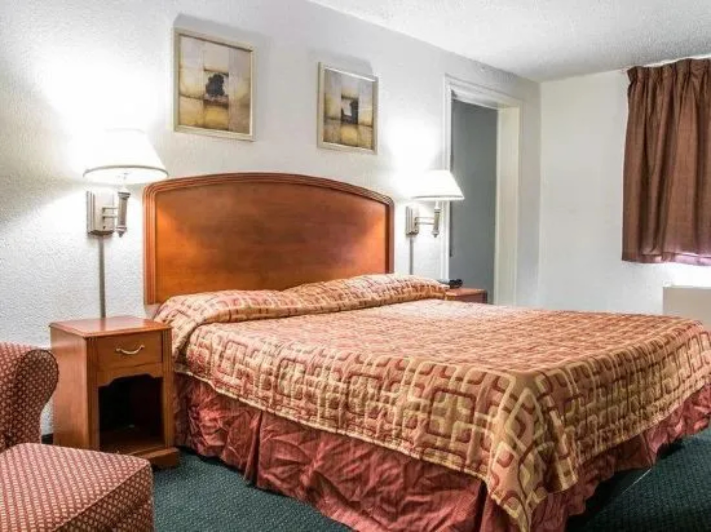 Econo Lodge Inn & Suites