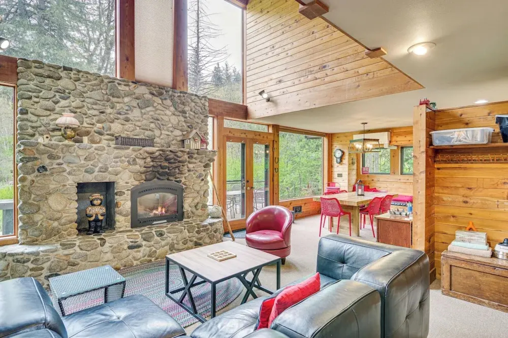 Riverfront Skykomish Cabin w/ Private Hot Tub!