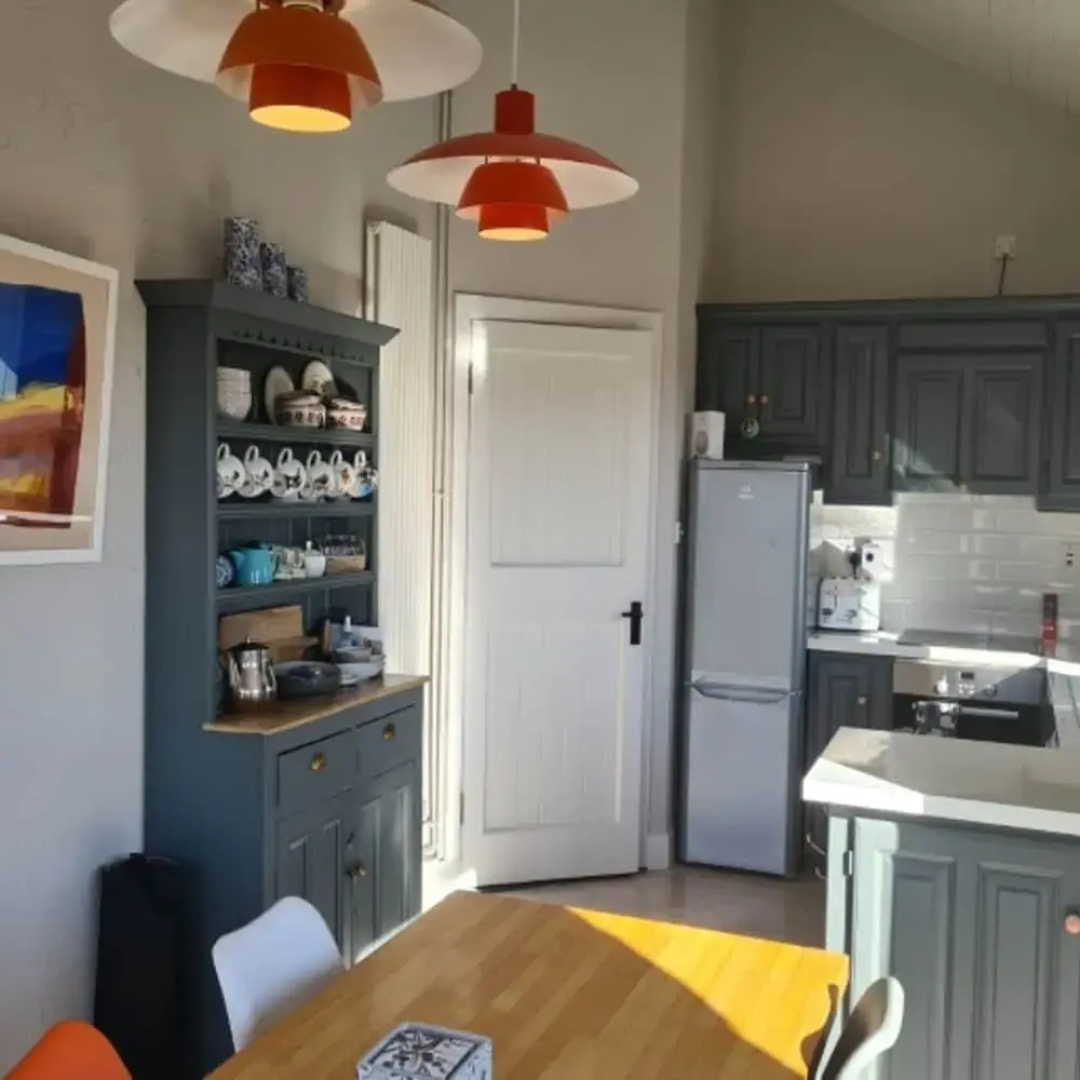 Detached Cottage Overlooking Lake in Connemara