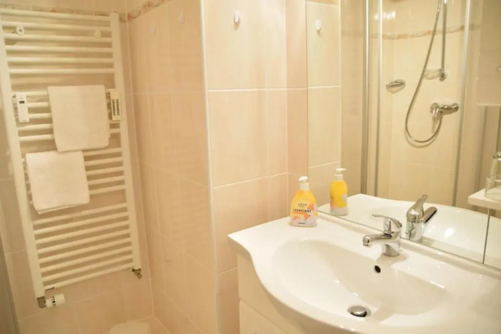 Einfaches 2-Zimmer-Appartement mit Balkon.