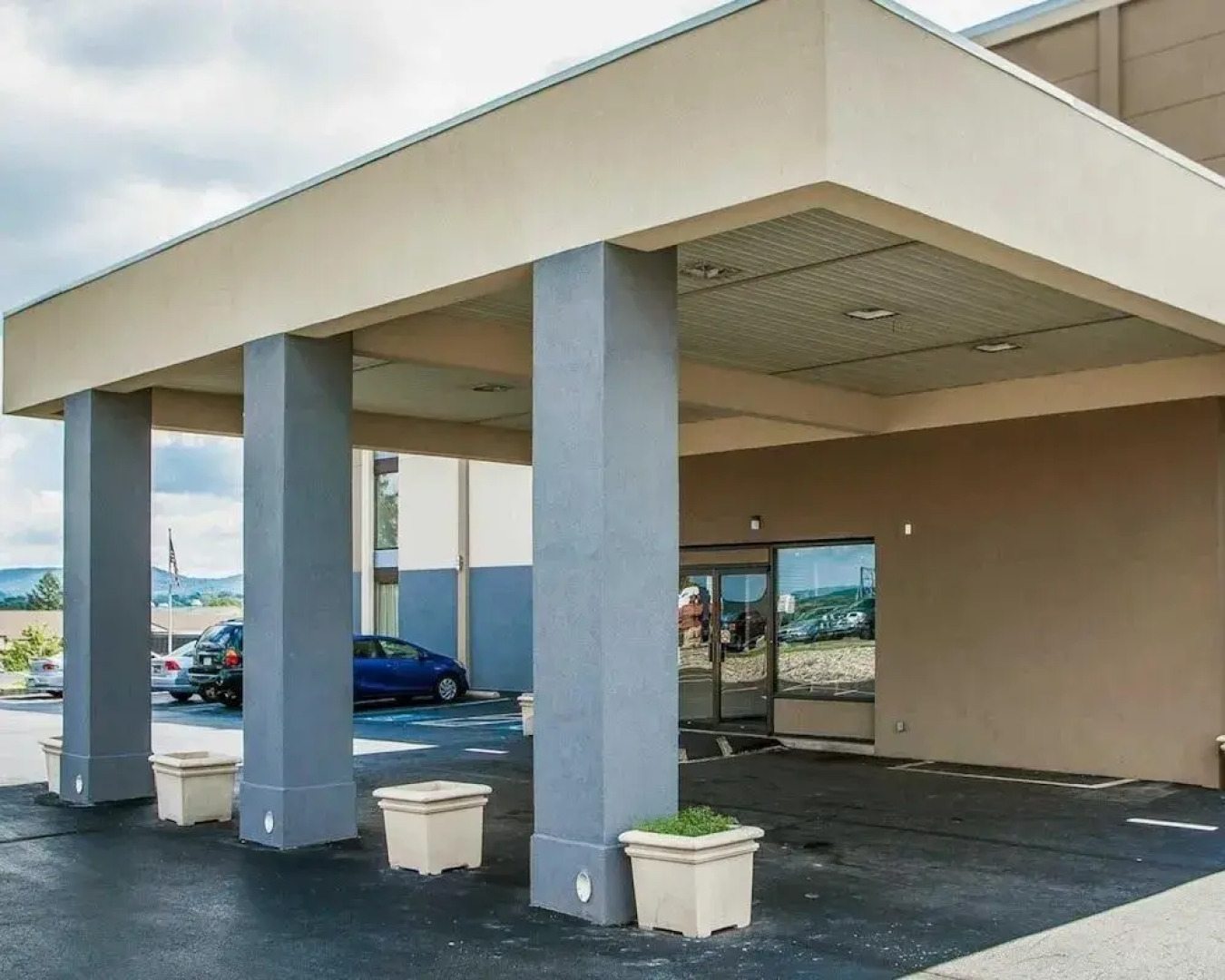 Econo Lodge Inn & Suites Outlet Village