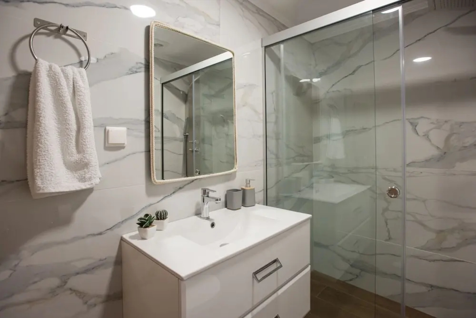 Relaxed Seaside Living, Tris Ekklisies - Sleeps 4