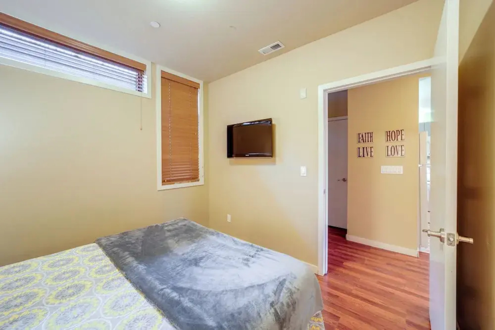 Walk to Lake Chelan: Condo w/ Pool Access