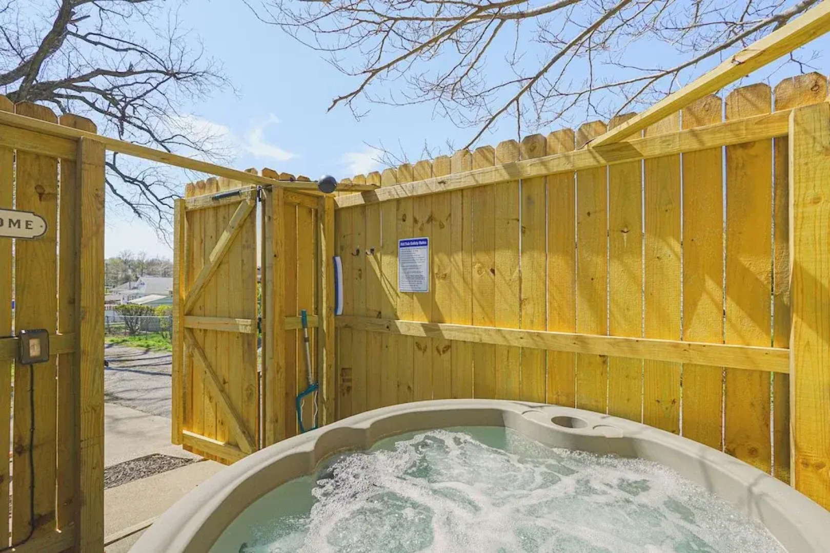 Jefferson City Bungalow: Hot Tub & Patio!