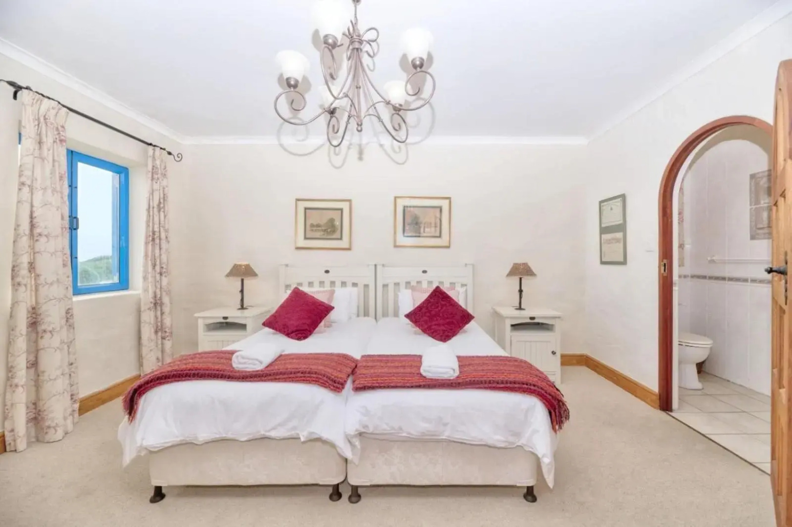 Casa Balena - Gansbaai seafront accommodation, back-up power