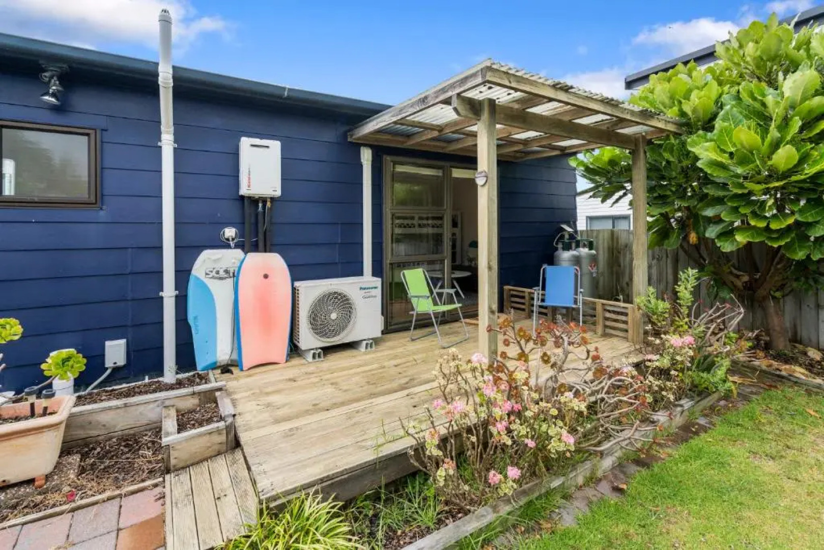 The Wee Blue Bach - Waikanae Beach Holiday Home