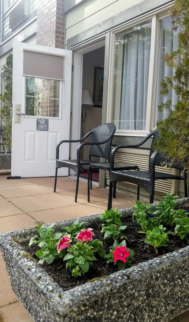 Elk Lake Inn & Suites Victoria