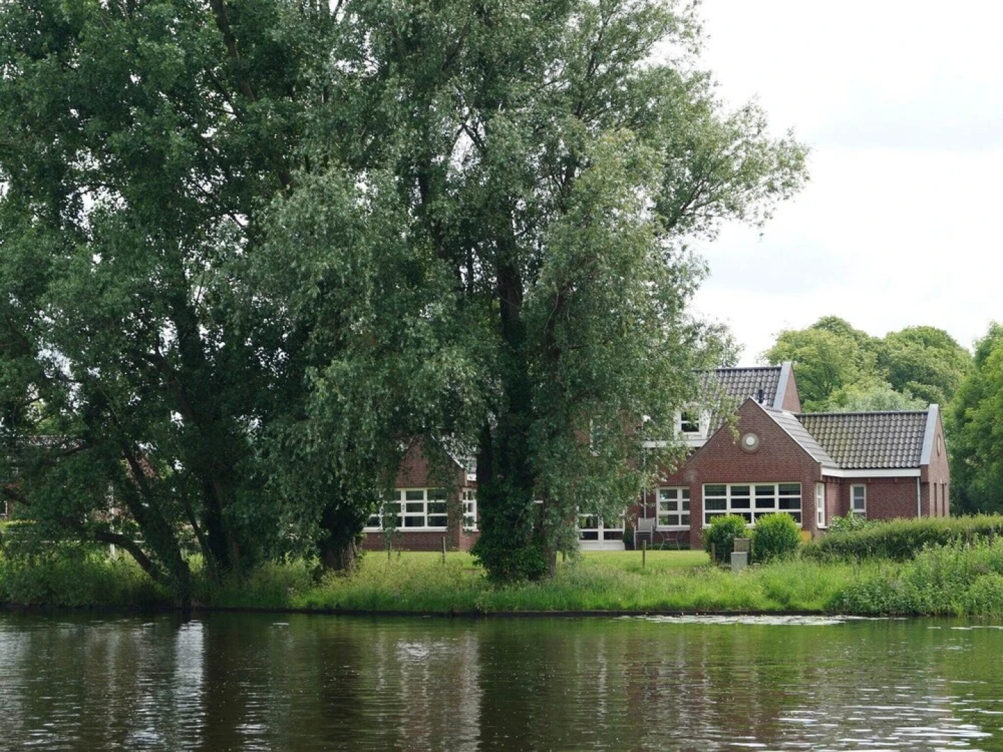 Luxurious, Detached Holiday Home Right by the Water