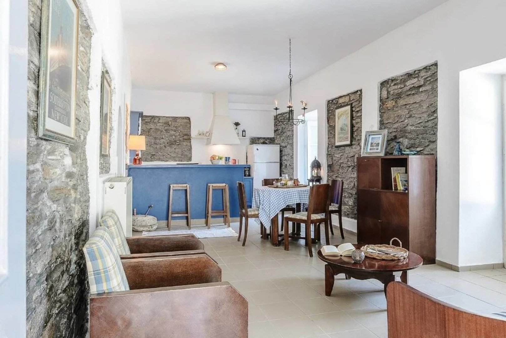 "Aura" apt in Stone Tower 1690 • Andros