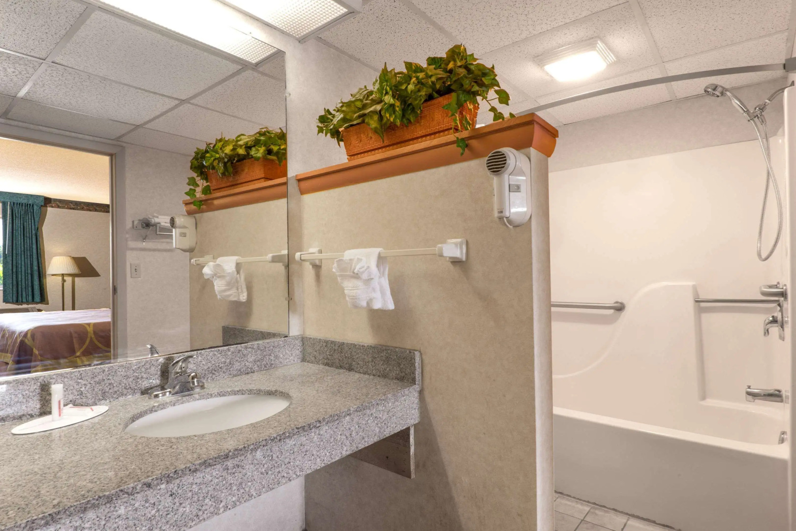 Super 8 by Wyndham Wapakoneta