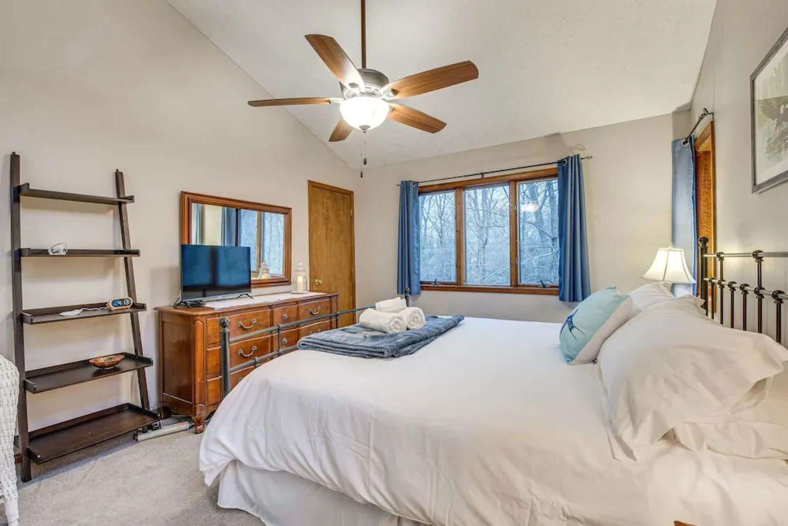 Eco-friendly Poconos Cabin w/ EV Charger!