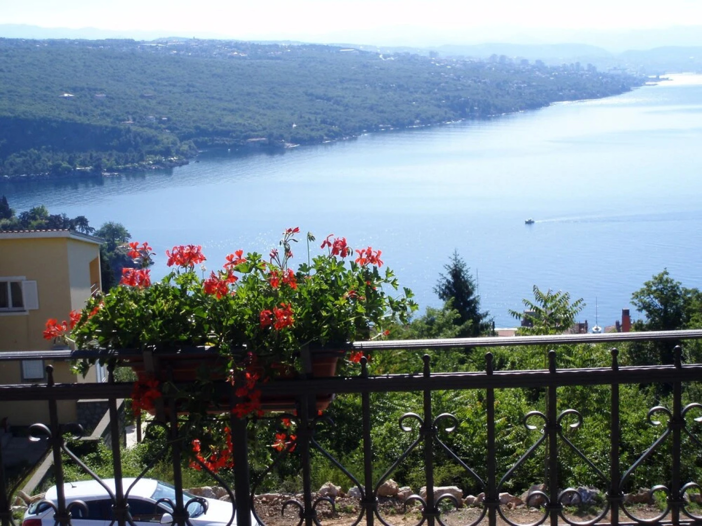 Luxury Three-bedroom Apartment With Amazing Overlook at the sea