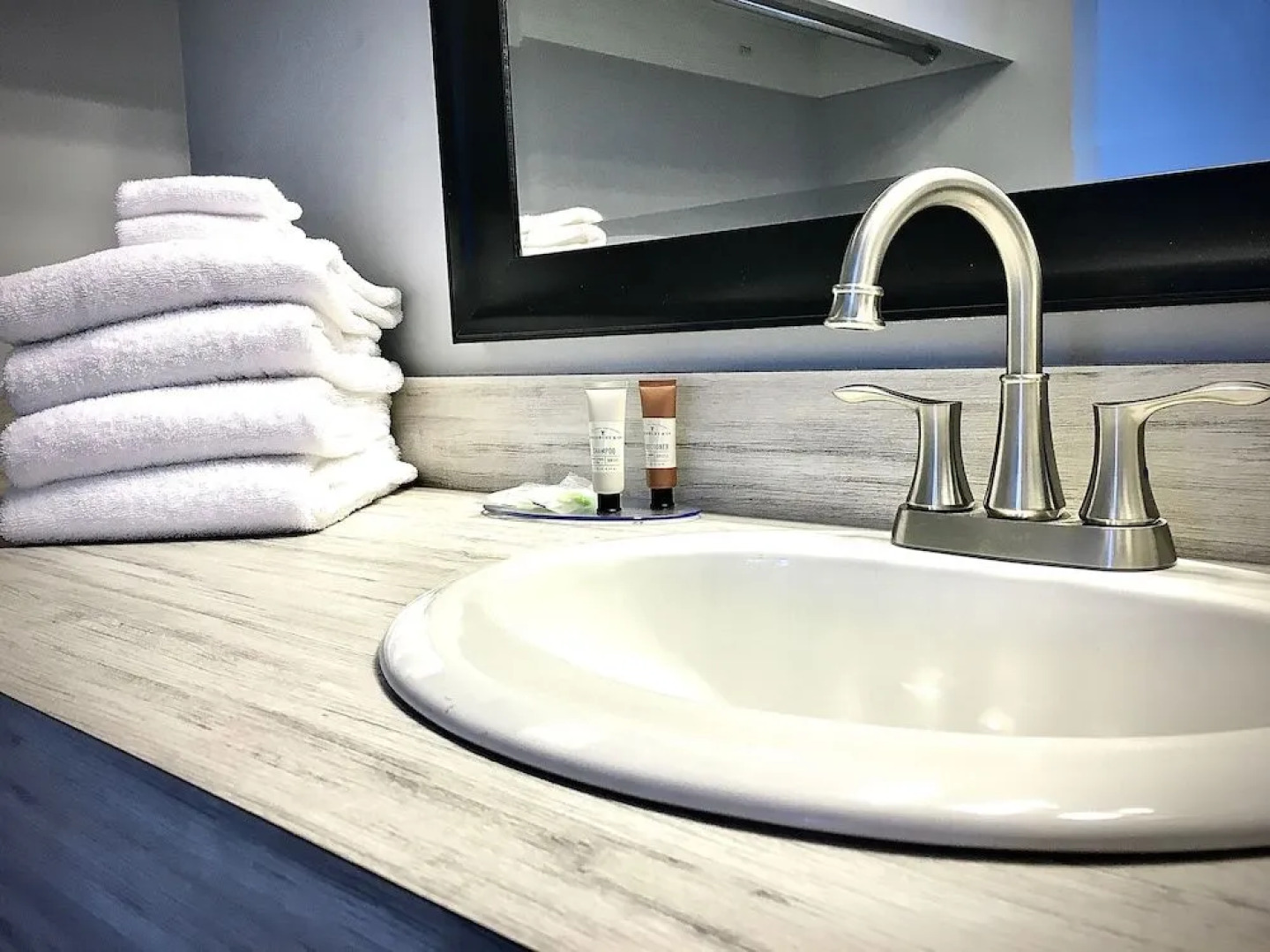 Empire Lakeshore Inn