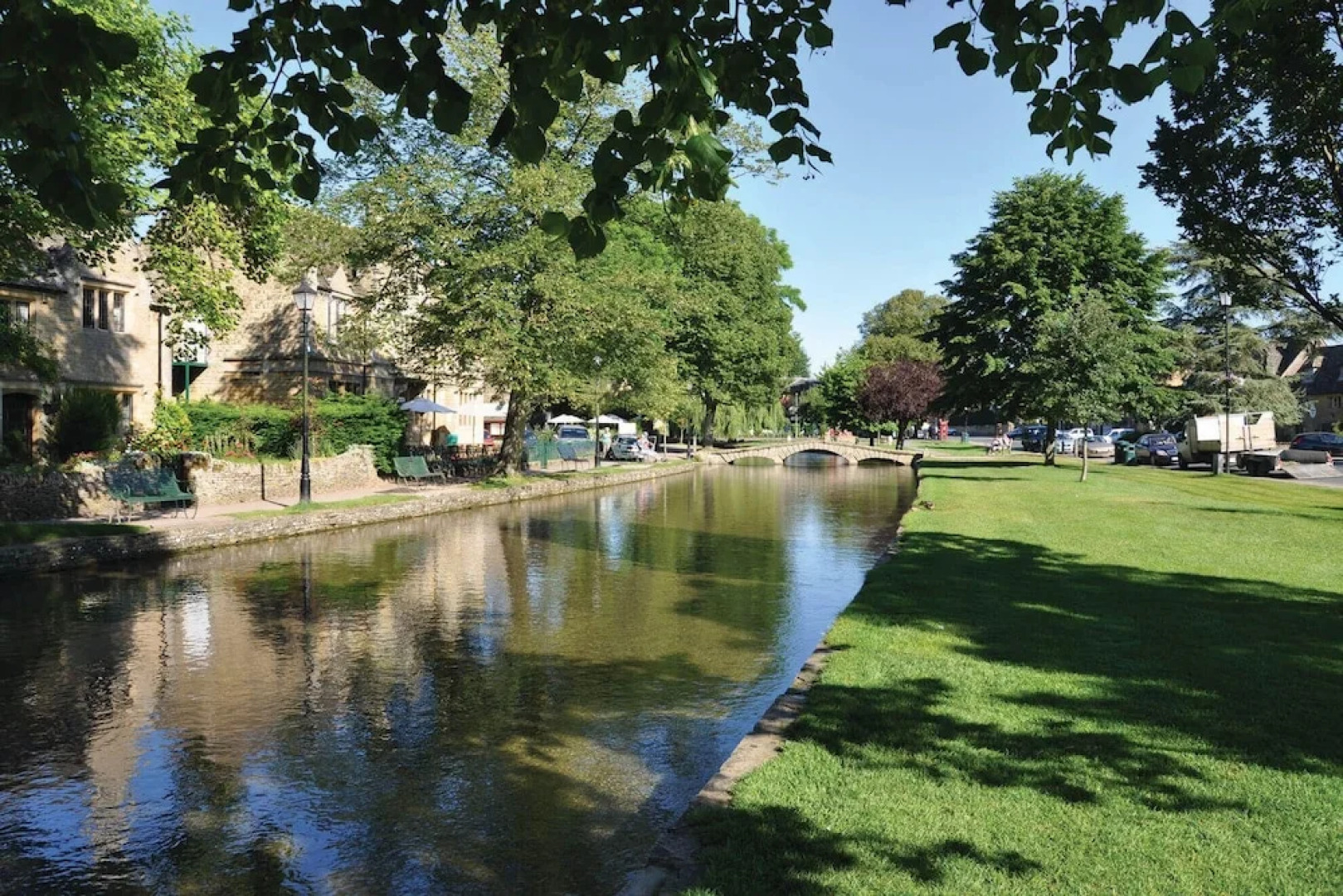 Stylish New England lakeside retreat in the Cotswold Water Park
