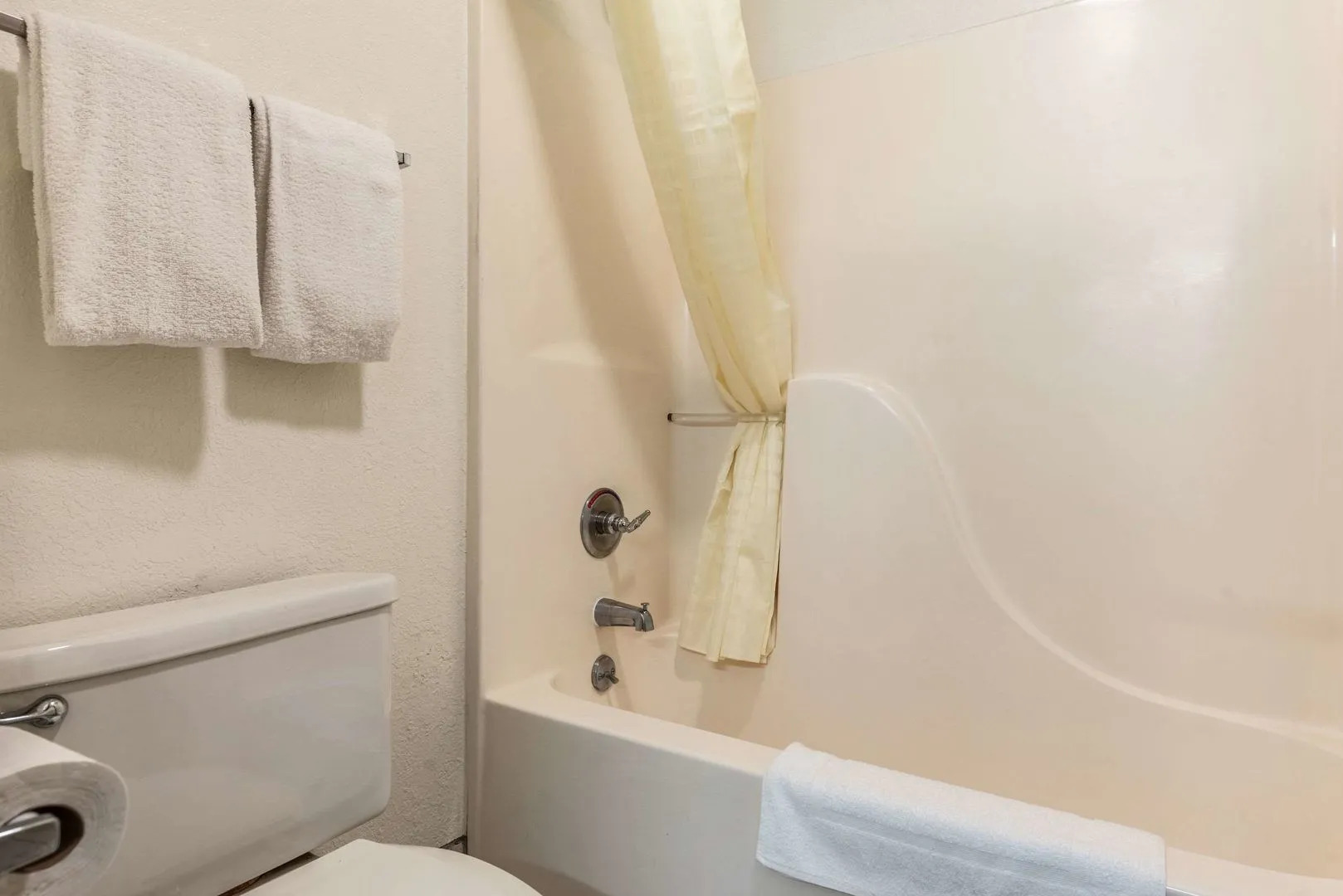 Econo Lodge Inn & Suites