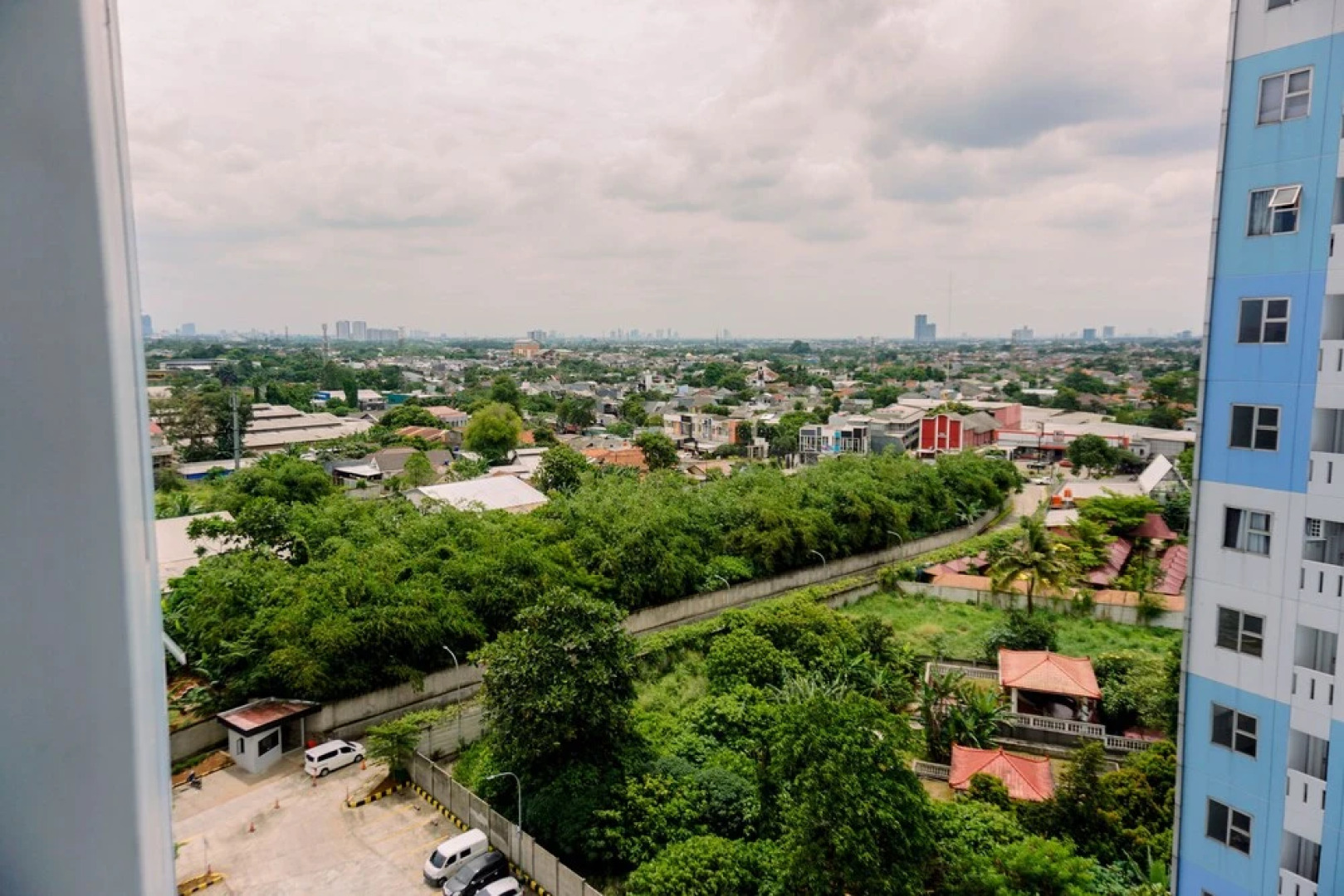 Warm And Simply Look Studio Room Urbantown Serpong Apartment