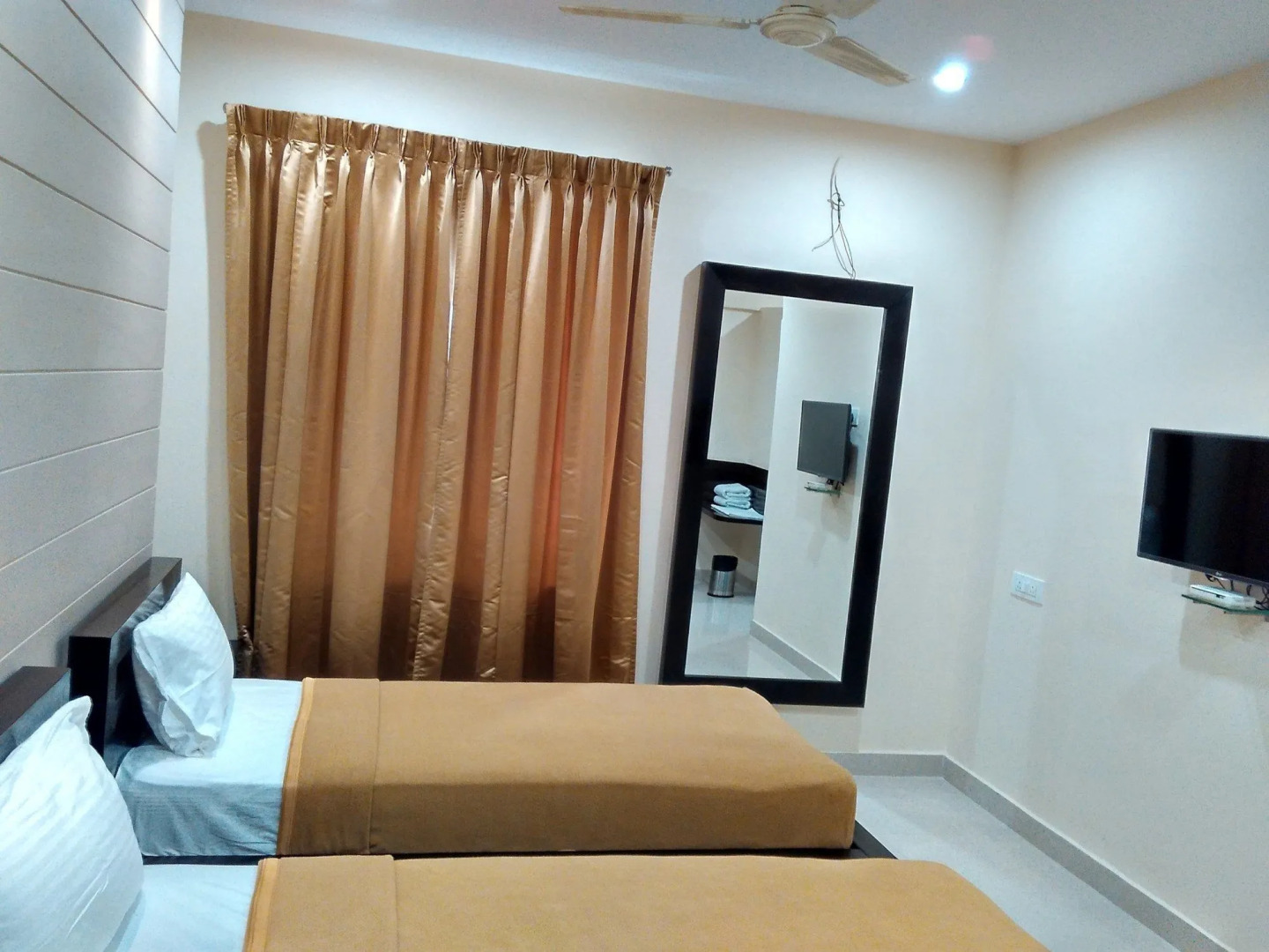 Hotel Raj Vista - Suites & Convention