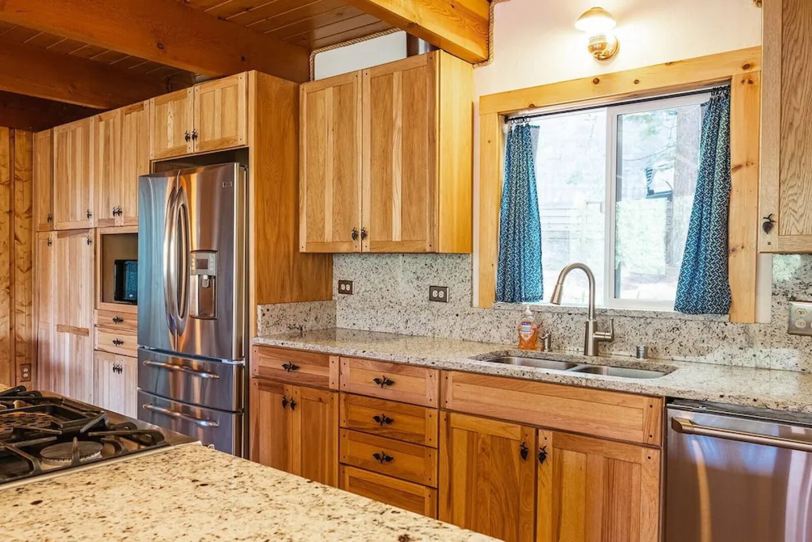 Red House - Minutes to Shaver Lake!