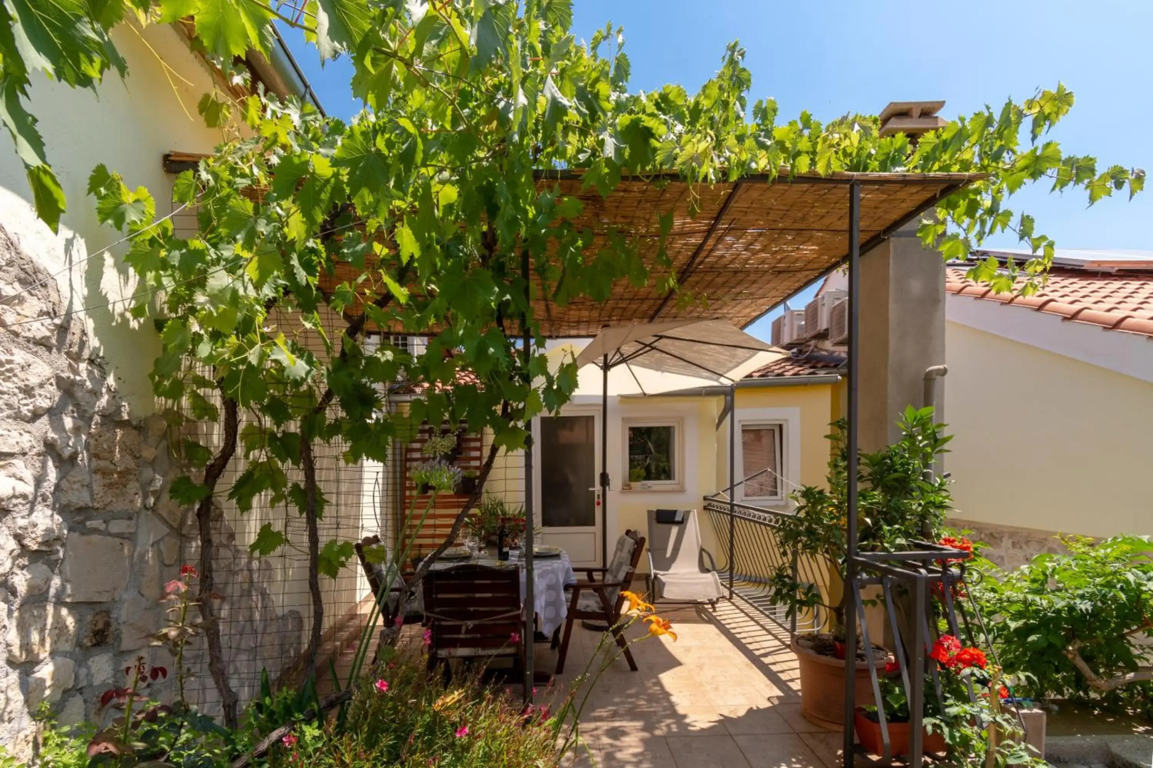 Mediterranean terrace apartment with Bikes & SUP
