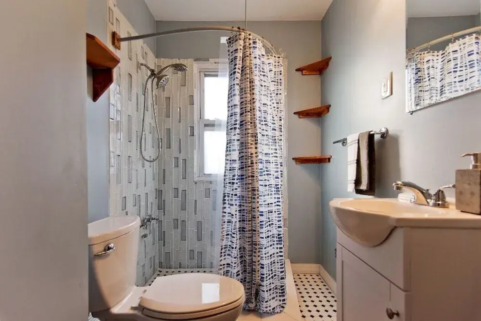 Amazing 5 Bedroom Downtown Ferndale House