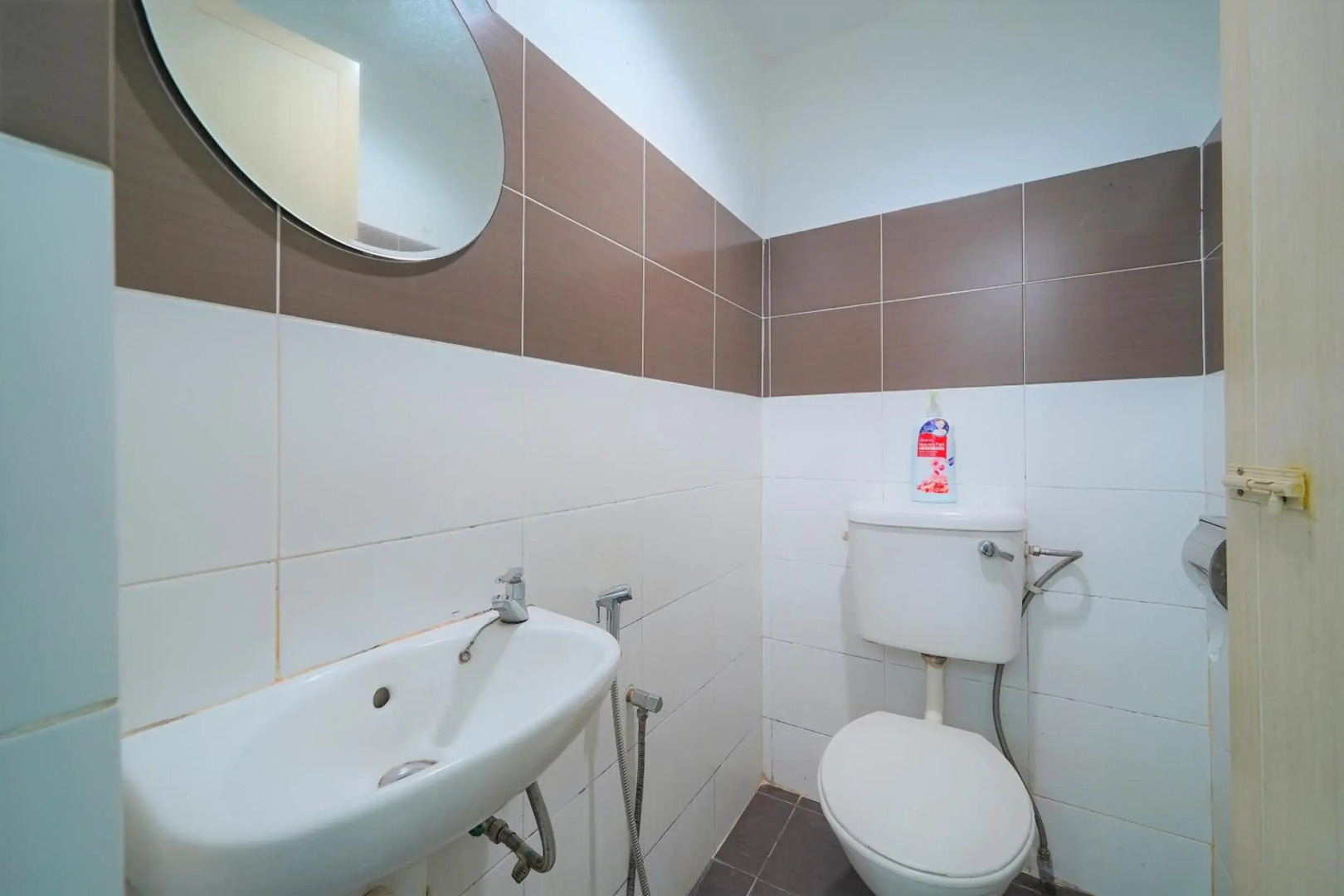 Hotel O V Stay Guesthouse