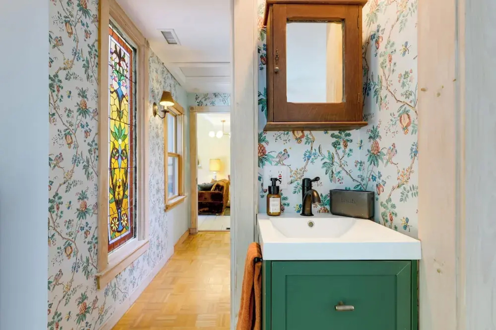 Beautiful & Historic Cottage, Steps to Elm Park