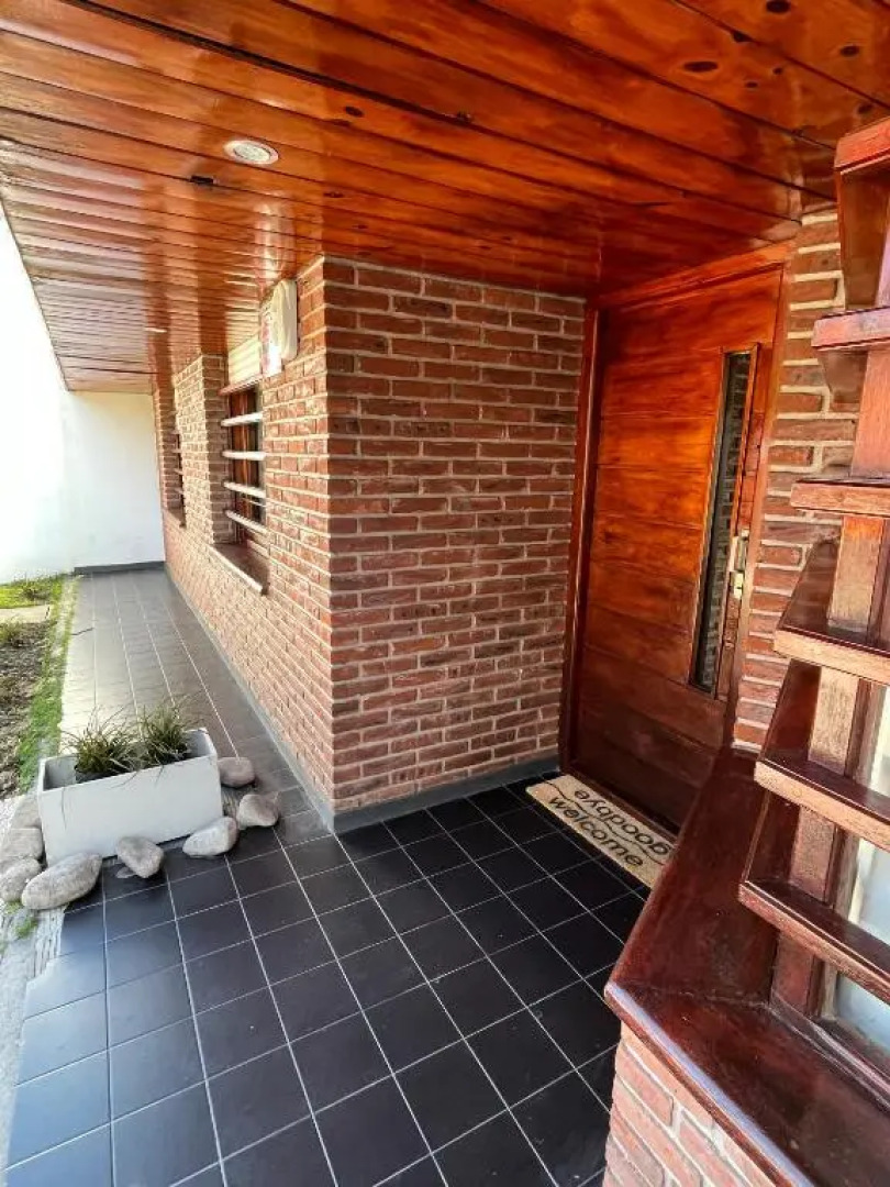 Casa con pileta cochera y quincho 1300m de la playa