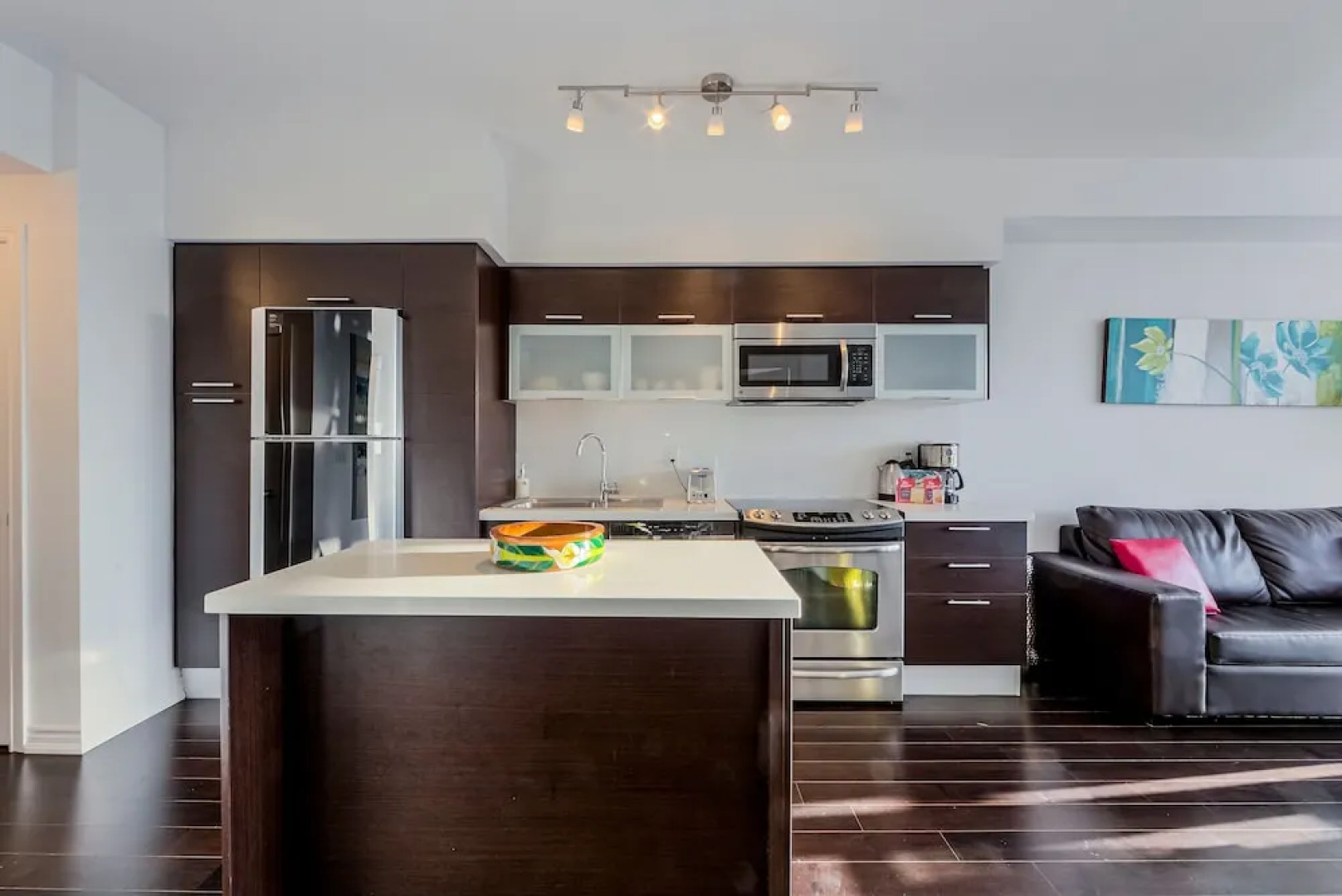 Atlas Suites - Bay & College