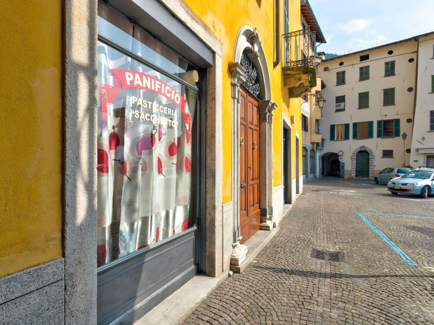 Modern Holiday Home with Swimming Pool in Gravedona