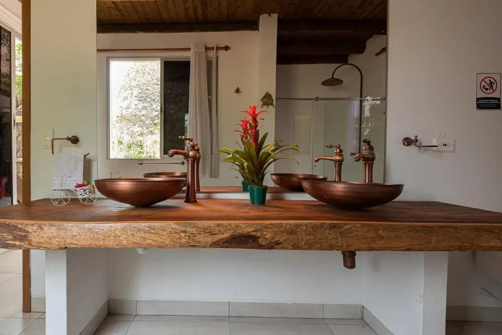 Relaxing Tropical Island Chalet w Private Pool and Beach in Bar