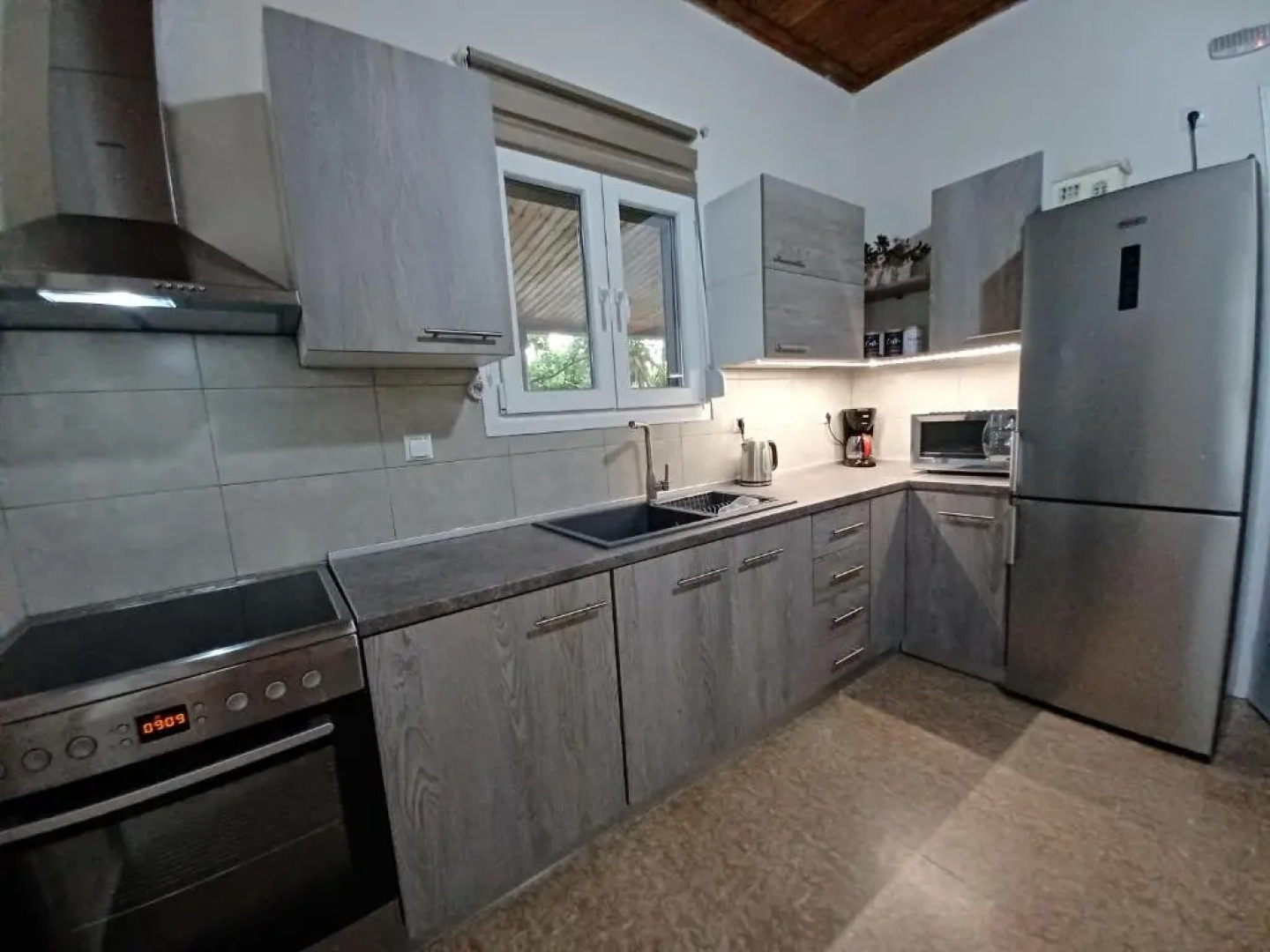 Beach House for up to 9 people near Olympia