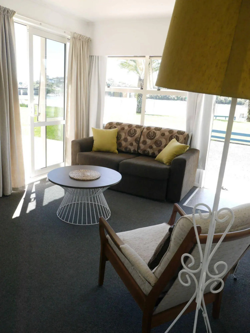 Raglan Palm Beach Motel