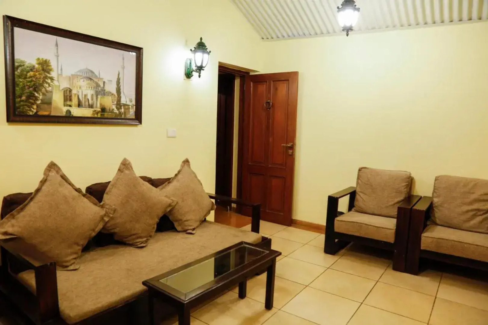 The Colonial Manek Manor