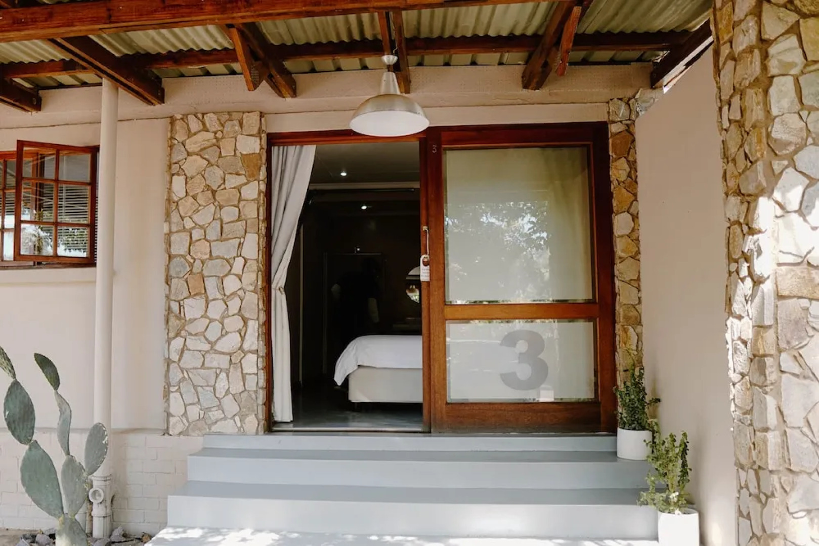 Lighthouse Guesthouse & Cafe