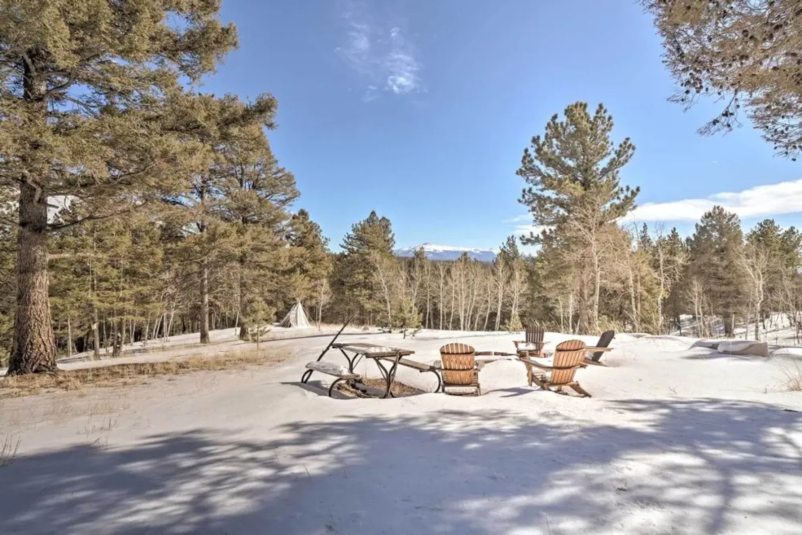 Log Cabin w/ Mountain Views ~ 30 Mi to Pikes Peak!
