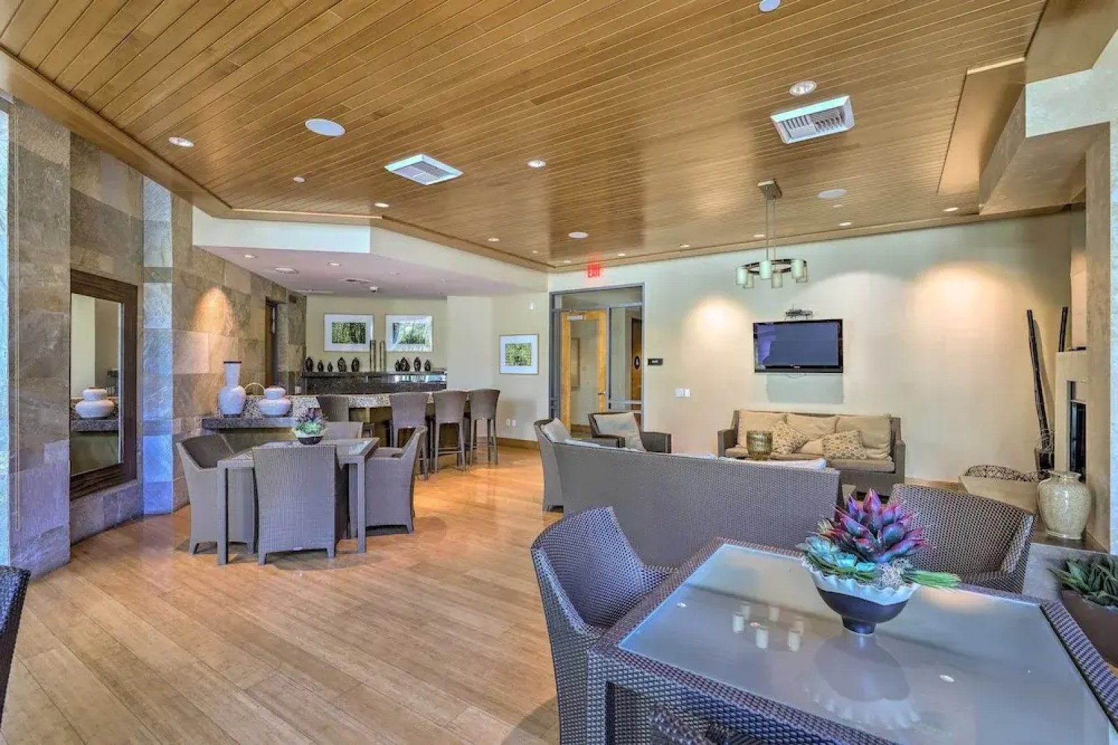 Modern Irvine Condo w/ Pool - 7 Mi to Beach!