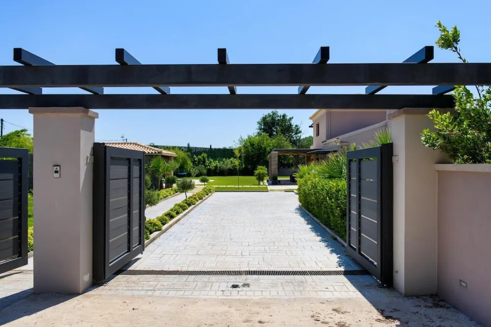 Villa Black White Dassia