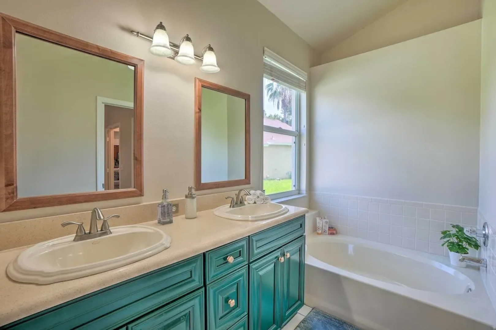 Sunny Brandon Getaway w/ Fire Pit!