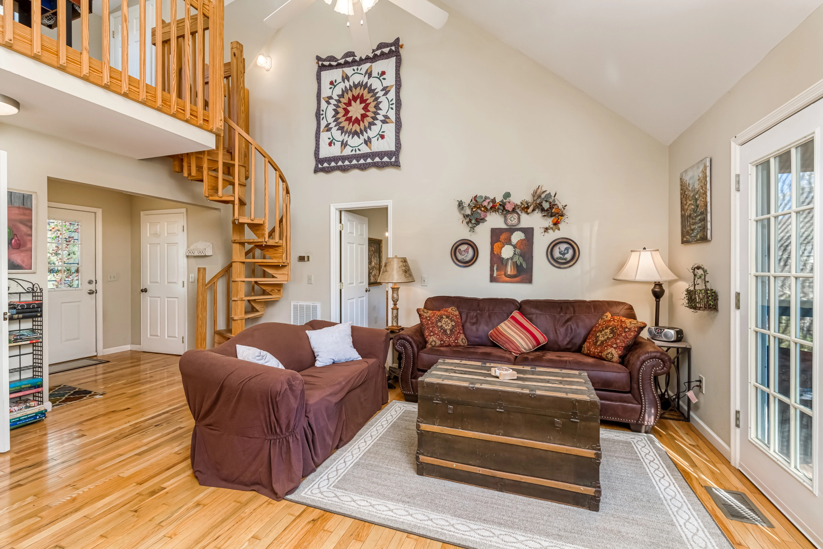 Gatlinburg Getaway Cute Cabin with Mountain Views