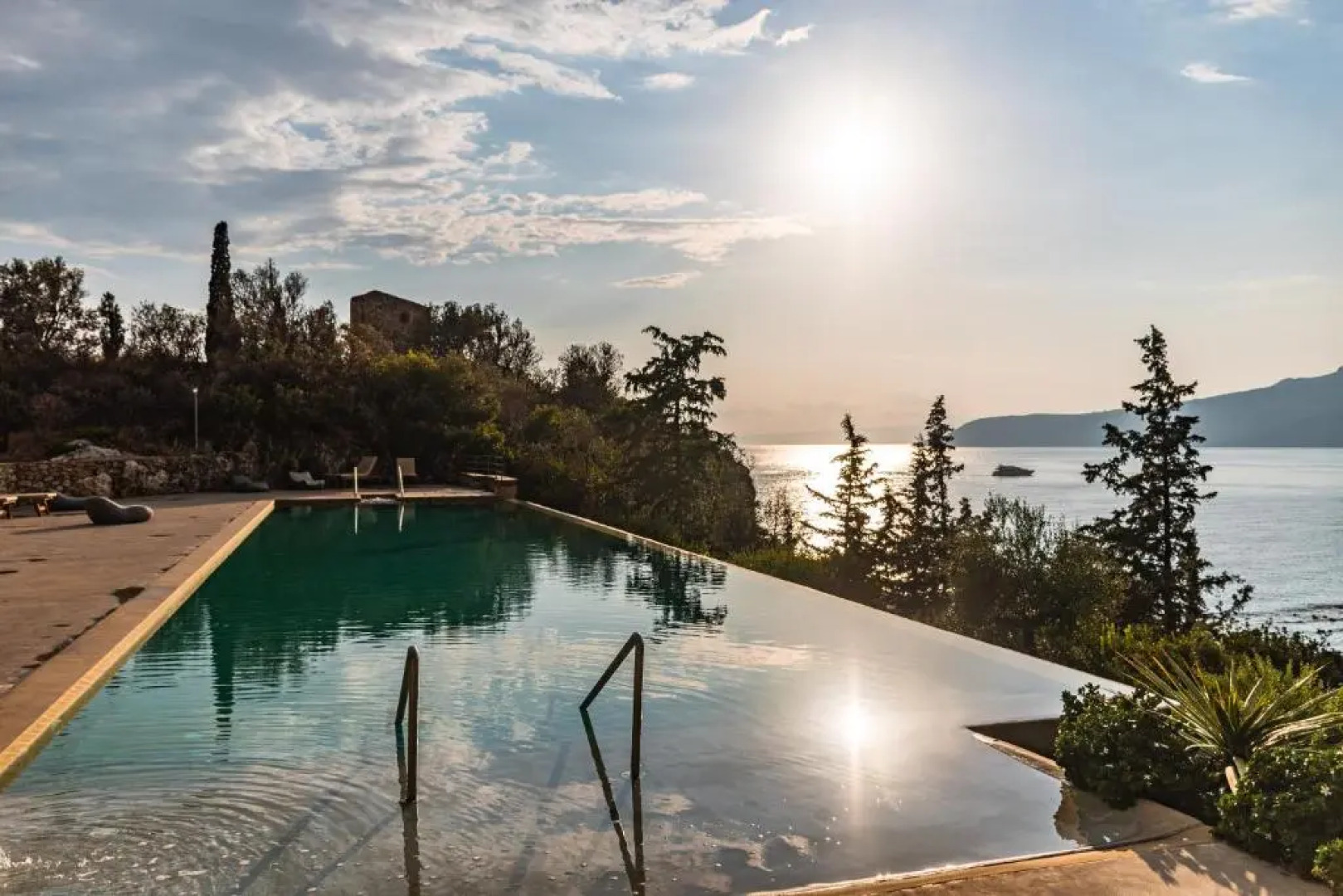 Diapori Suites Hotel