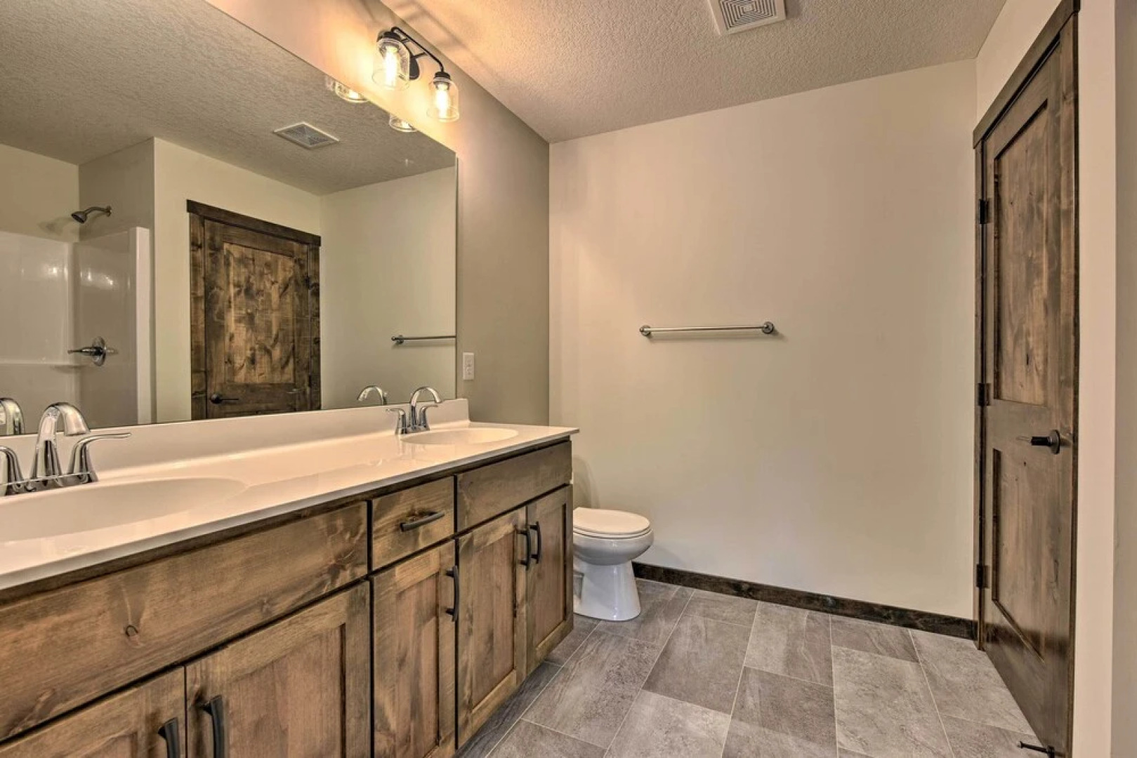 Modern Nisswa Escape w/ Deck: Walk to Gull Lake!