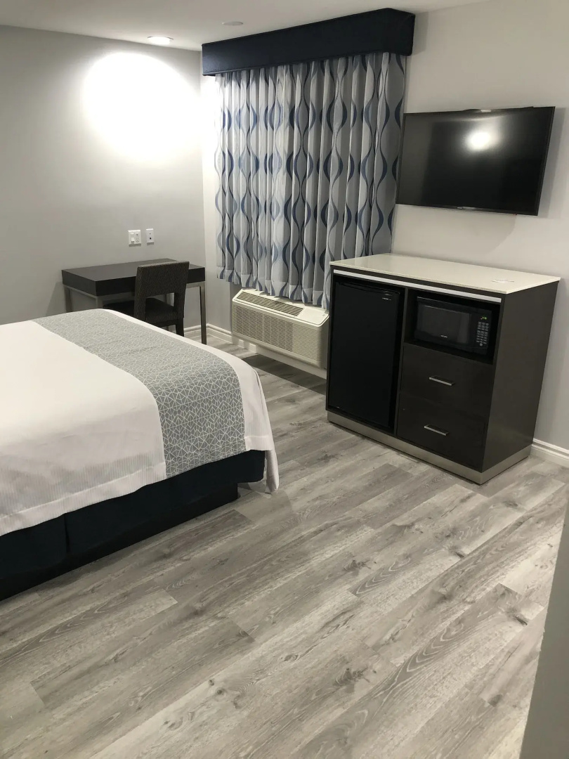 Travelodge Inn & Suites by Wyndham West Covina