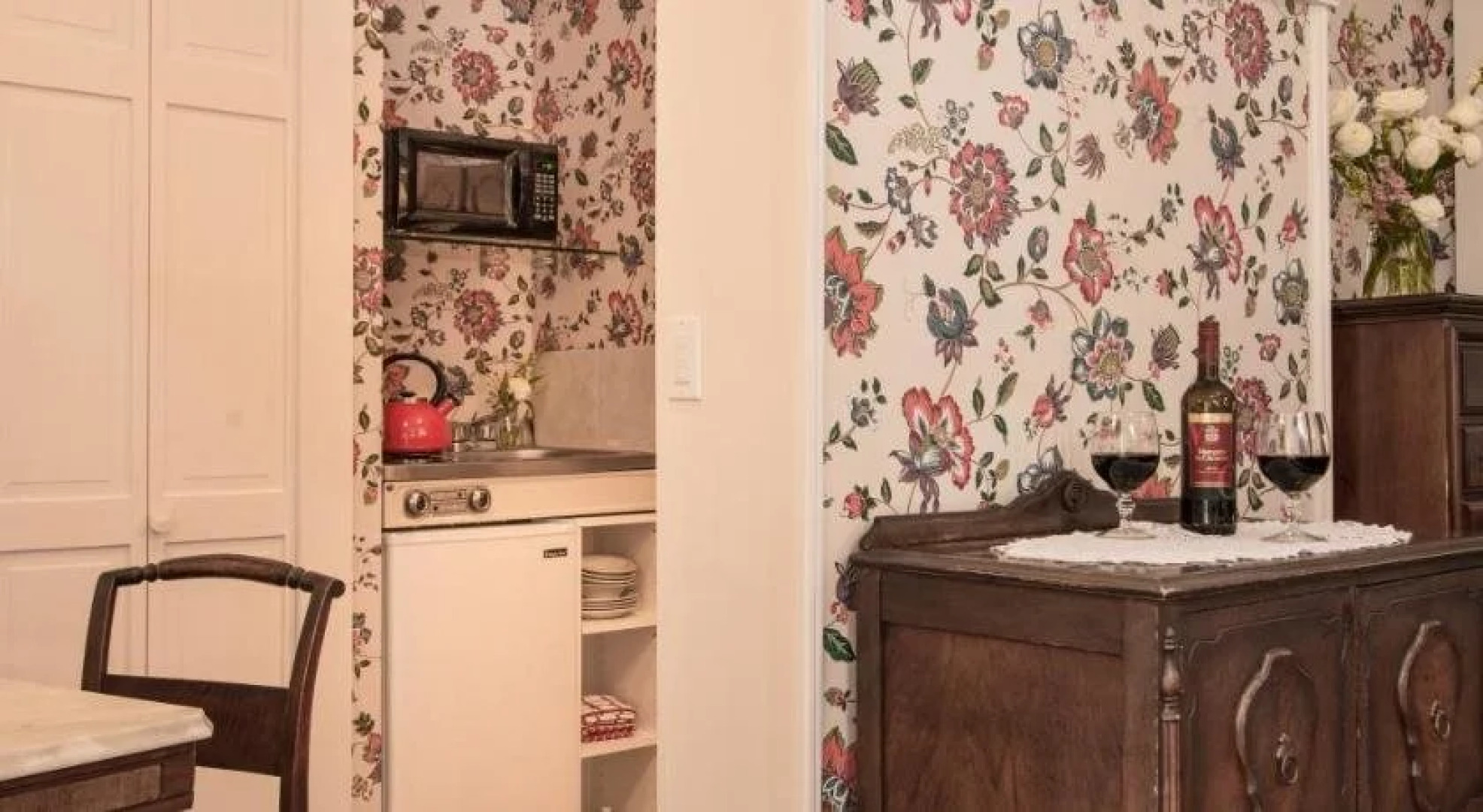 Mira Monte Inn & Suites