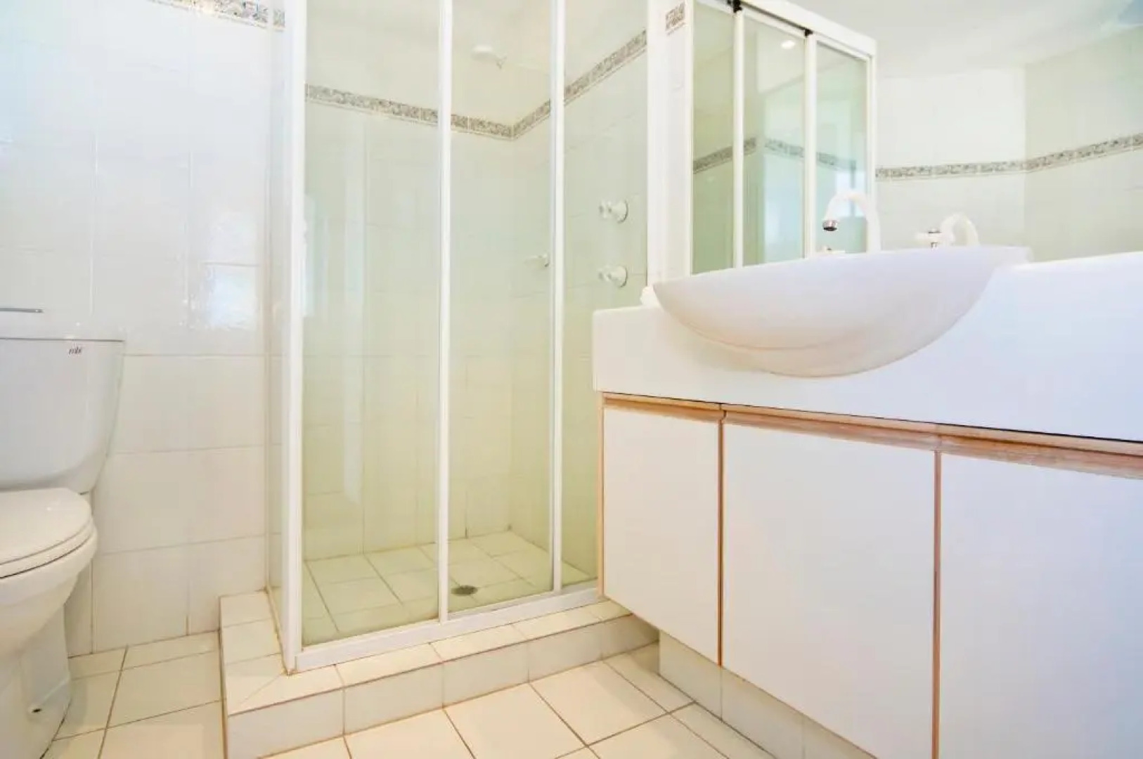 Oceanside Resort - Absolute Beachfront Apartments