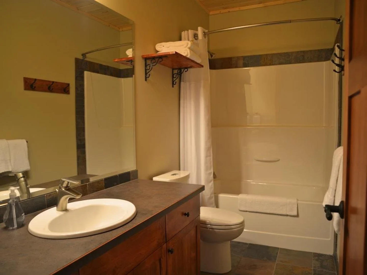 Cedar House Restaurant & Chalets