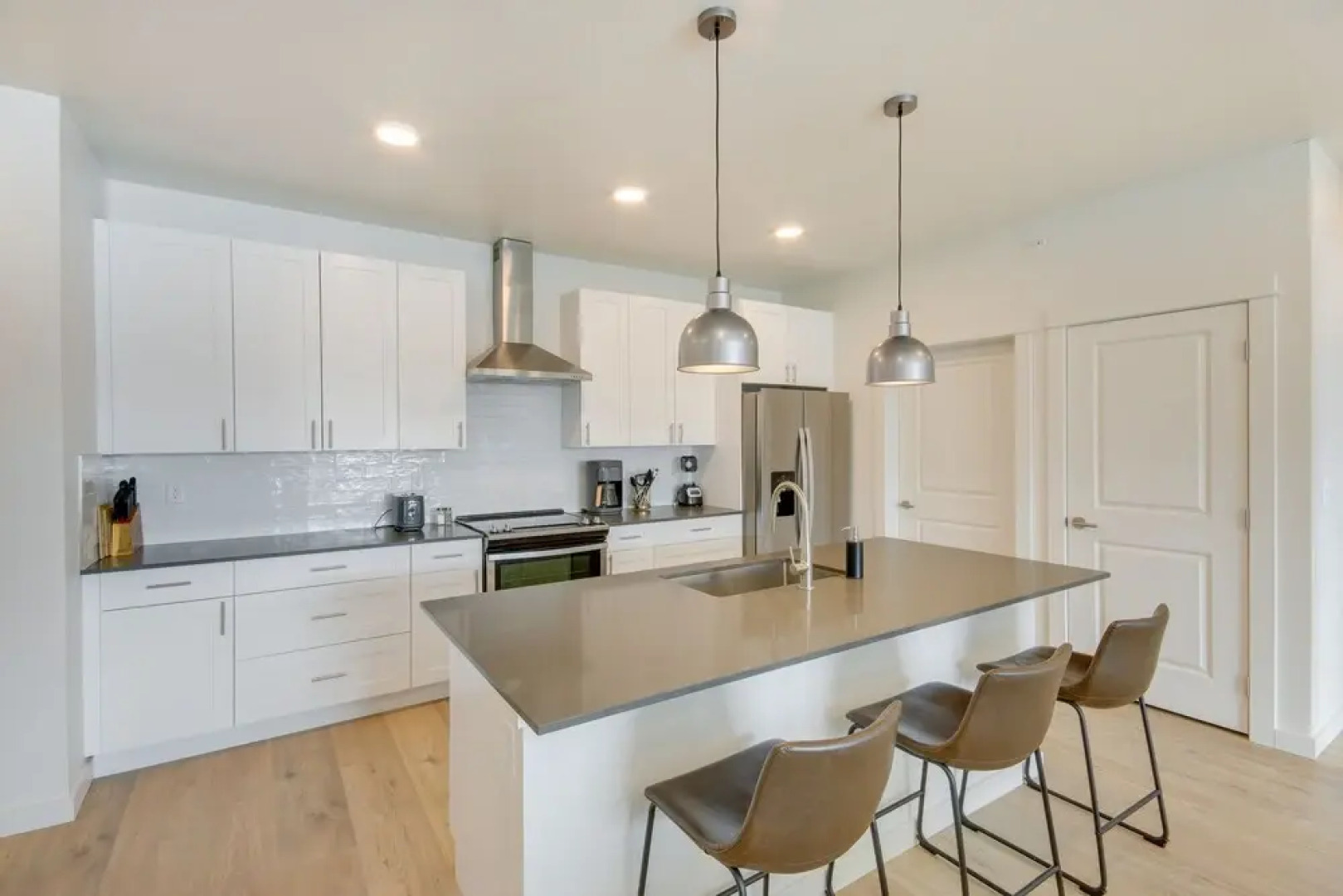 Livingston Condo w/ Balcony - 2 Mi to Downtown!