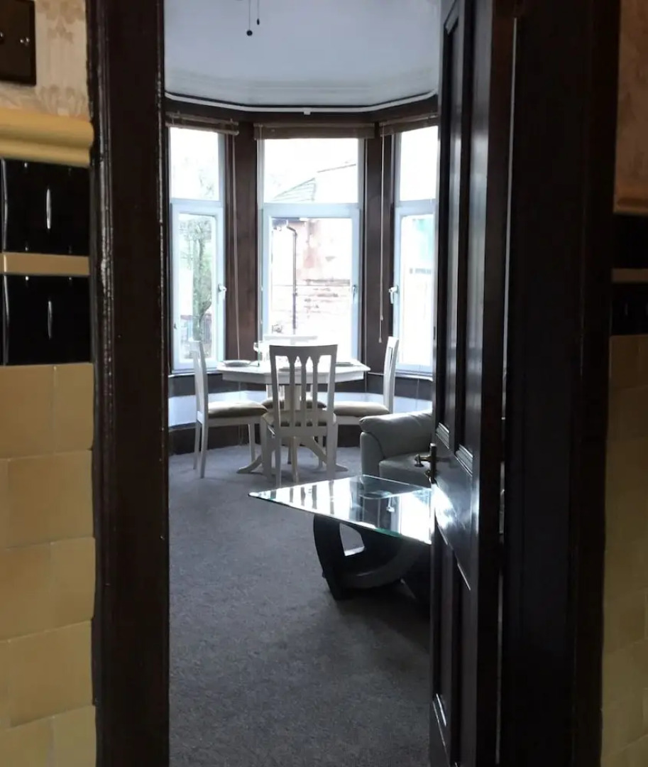 Two Bedroom Victorian Flat in the Centre of Port Glasgow Close to all Amenities