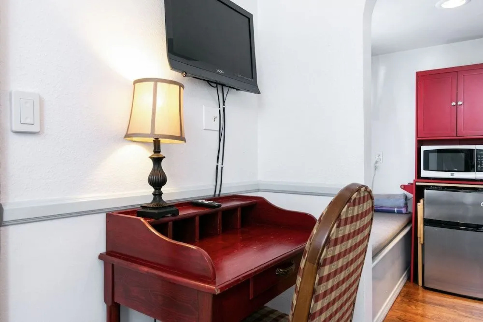 Sunny Hotel Room Corner Unit 1 Bedroom 1 Bathroom Hotel Room