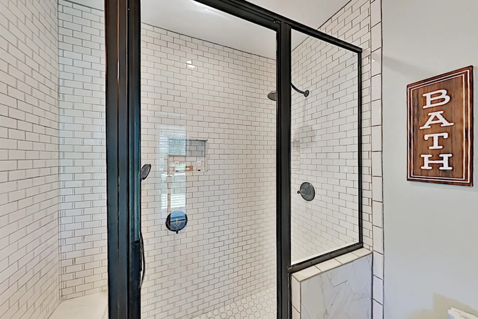 Deluxe Getaway: Big Corner Lot, Great Locale! 3 Bedroom Home