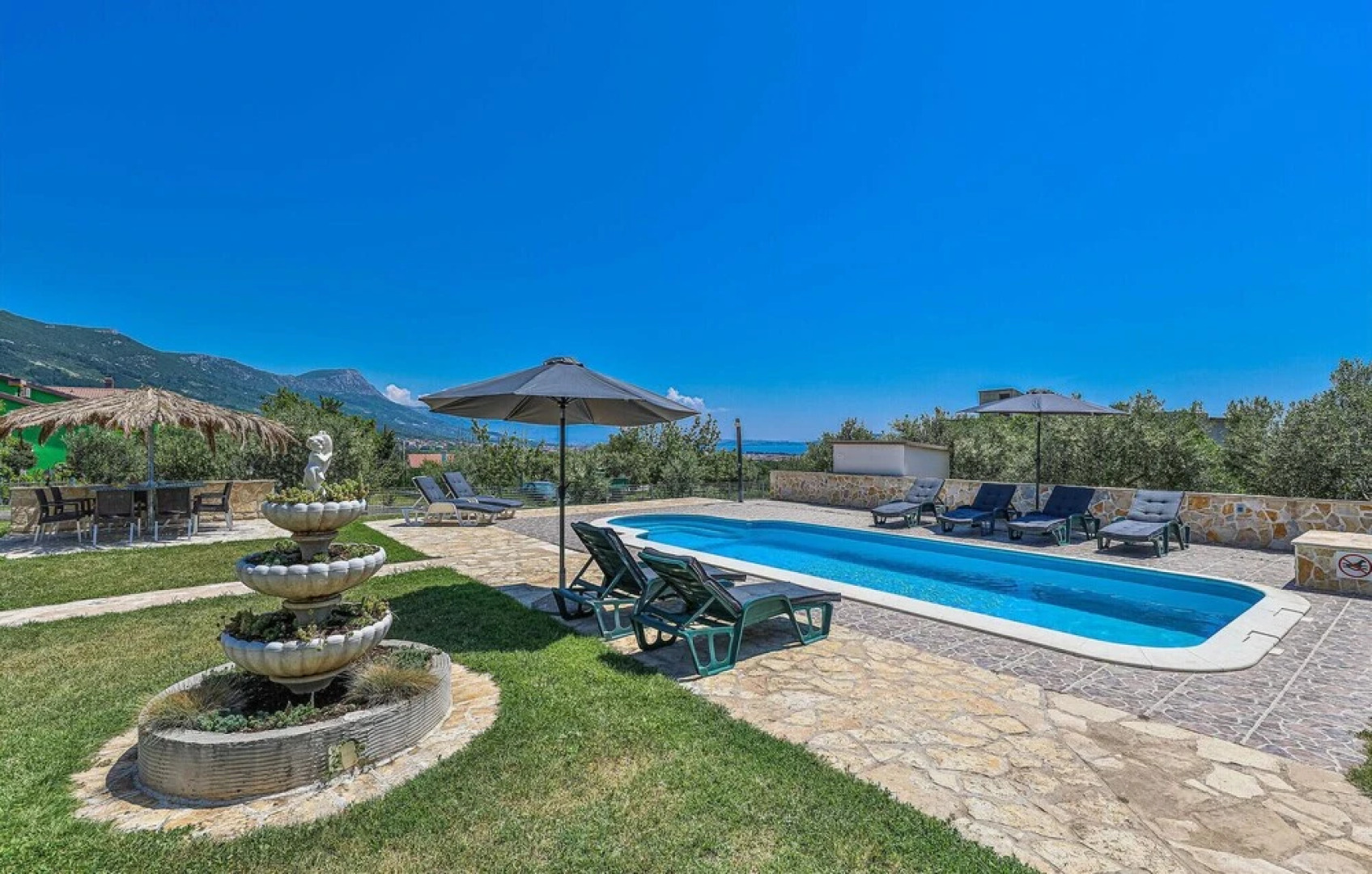 Beautiful Home in Kastel Novi With Wifi and 8 Bedrooms